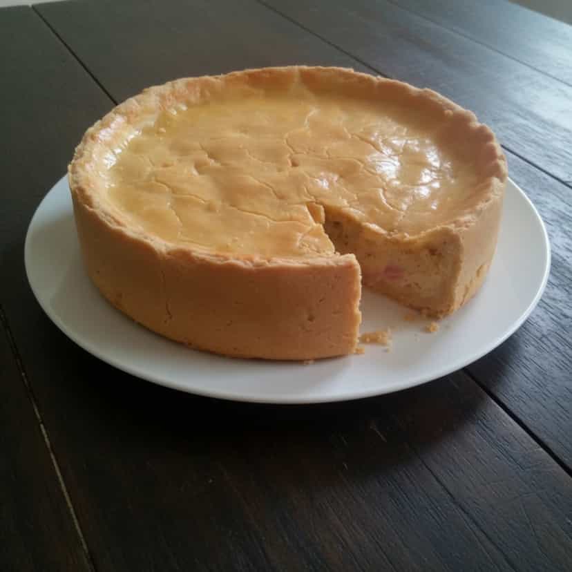 Foto deliciosa de Empadão de queijo e presunto pronta para servir - Lanches de Padaria