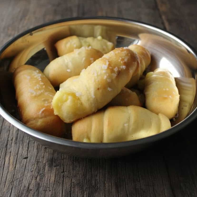 Foto deliciosa de Enroladinhos de Queijo pronta para servir - Snacks Assados