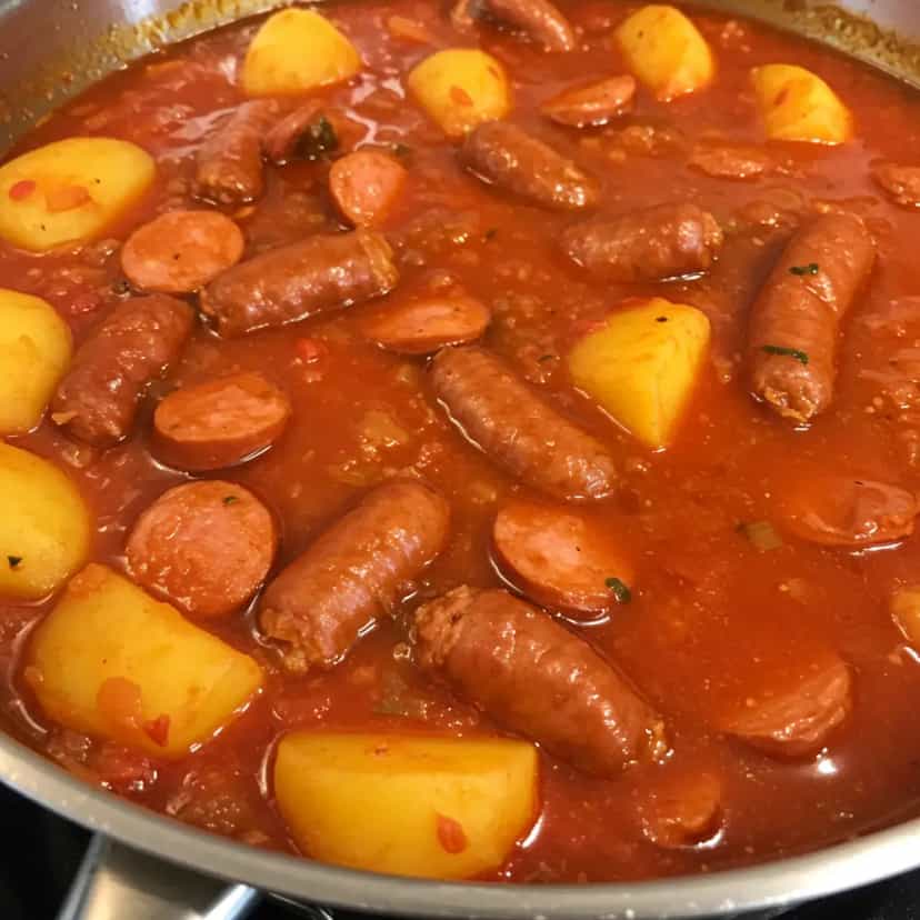 Foto deliciosa de Ensopado de Linguiça com Batatas pronta para servir - Carnes & Frango