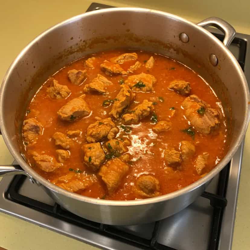 Foto deliciosa de Ensopado Nordestino de Carne de Sol pronta para servir - Pratos Brasileiros Icônicos
