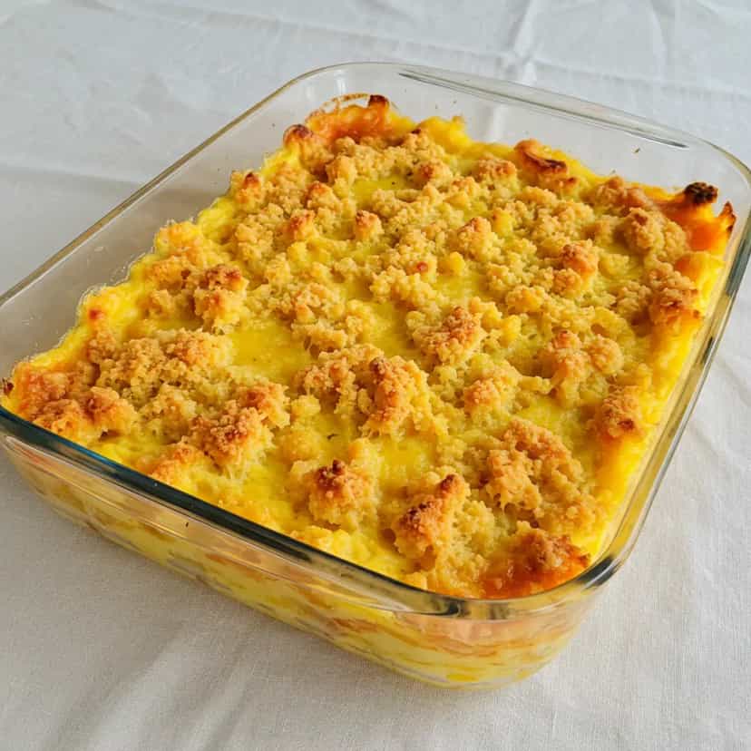 Foto deliciosa de Escondidinho de Batata com Calabresa pronta para servir - Pratos Brasileiros Icônicos