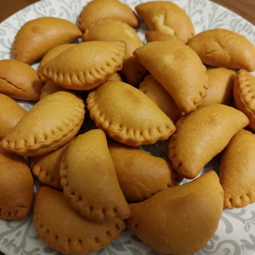Foto deliciosa de Esfiha fechada pronta para servir - Lanches de Padaria