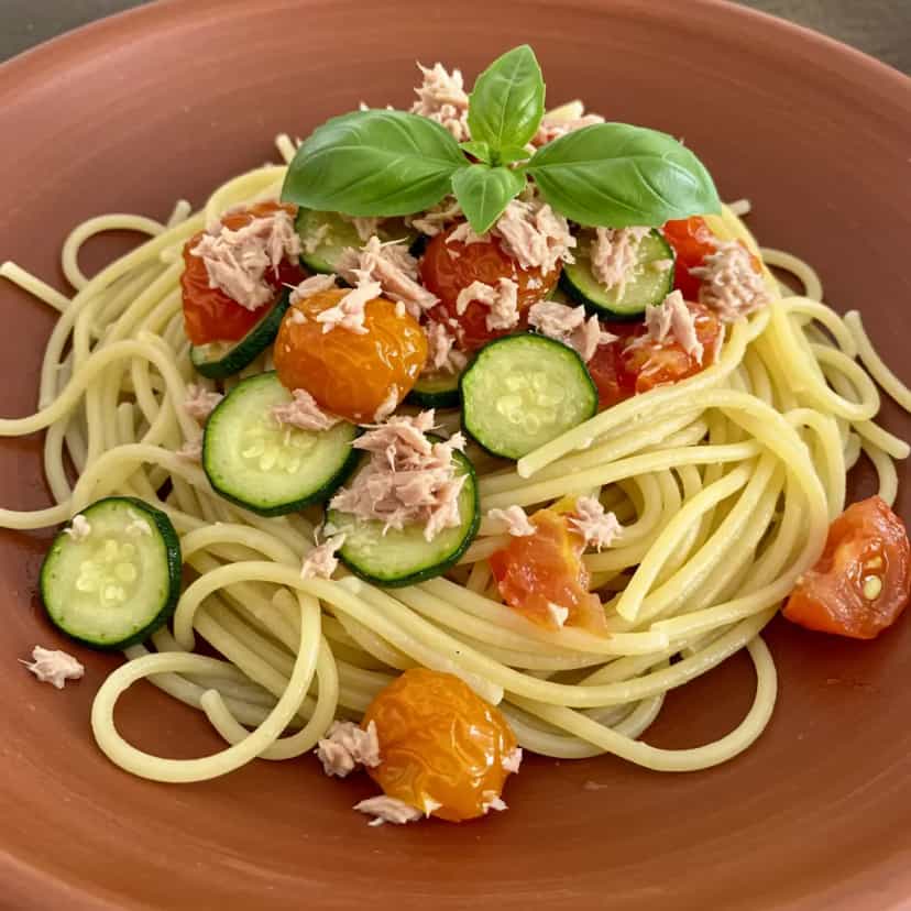 Foto deliciosa de Espaguete com Abobrinha e Atum pronta para servir - Outras Receitas