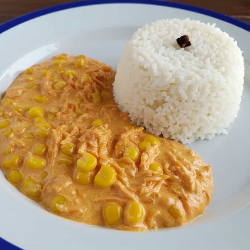 Foto deliciosa de Estrognofe de frango pronta para servir - Carnes & Frango