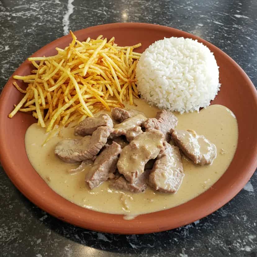 Foto deliciosa de Estrogonofe de Alcatra pronta para servir - Carnes & Frango