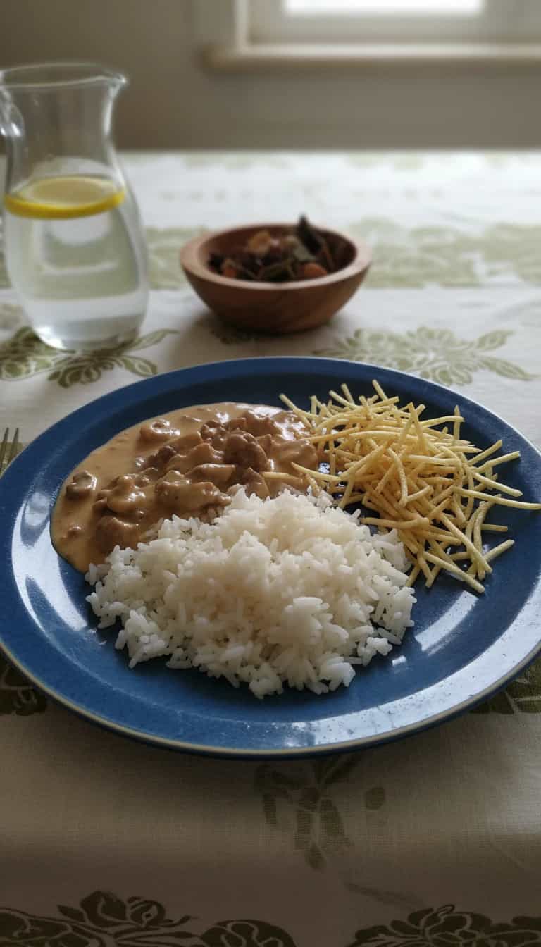 Foto deliciosa de Estrogonofe de Carne Cremoso pronta para servir - Carnes & Frango