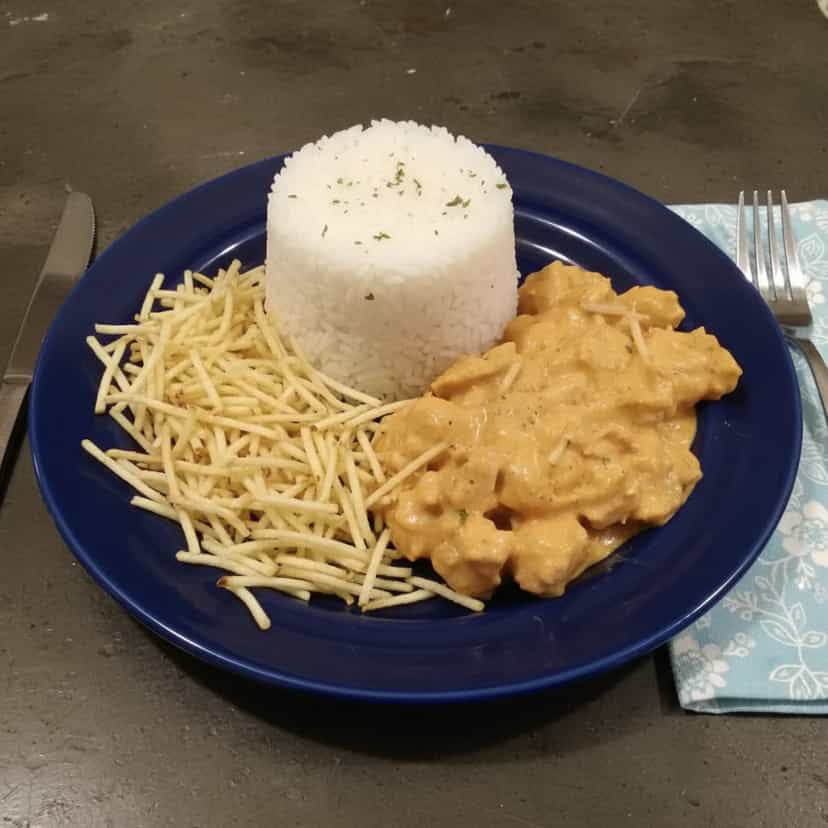 Foto deliciosa de Estrogonofe de Carne no Microondas pronta para servir - No Micro-ondas