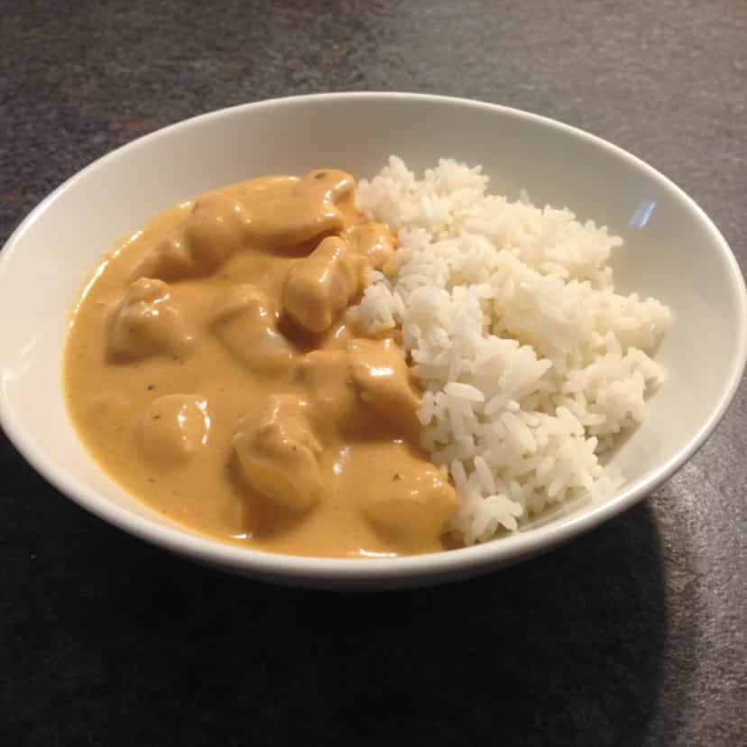 Foto deliciosa de Estrogonofe de Frango Cremoso pronta para servir - Carnes & Frango