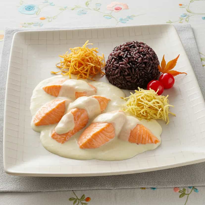 Foto deliciosa de Estrogonofe de Salmão ao Endro pronta para servir - Peixes & Frutos do Mar