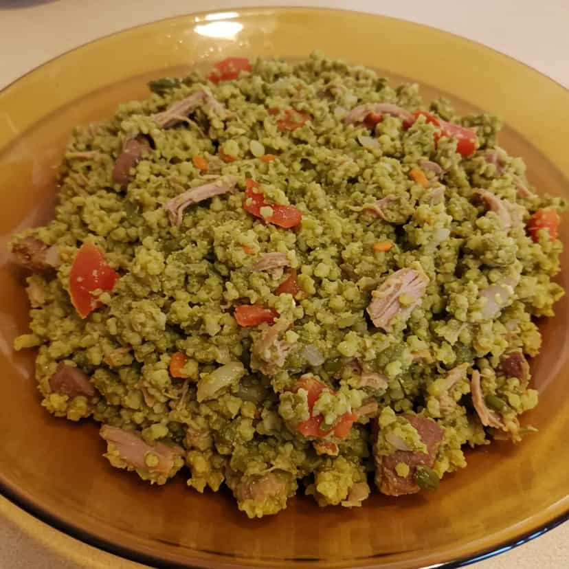 Foto deliciosa de Farofa com Carne Assada pronta para servir - Pratos Brasileiros Icônicos