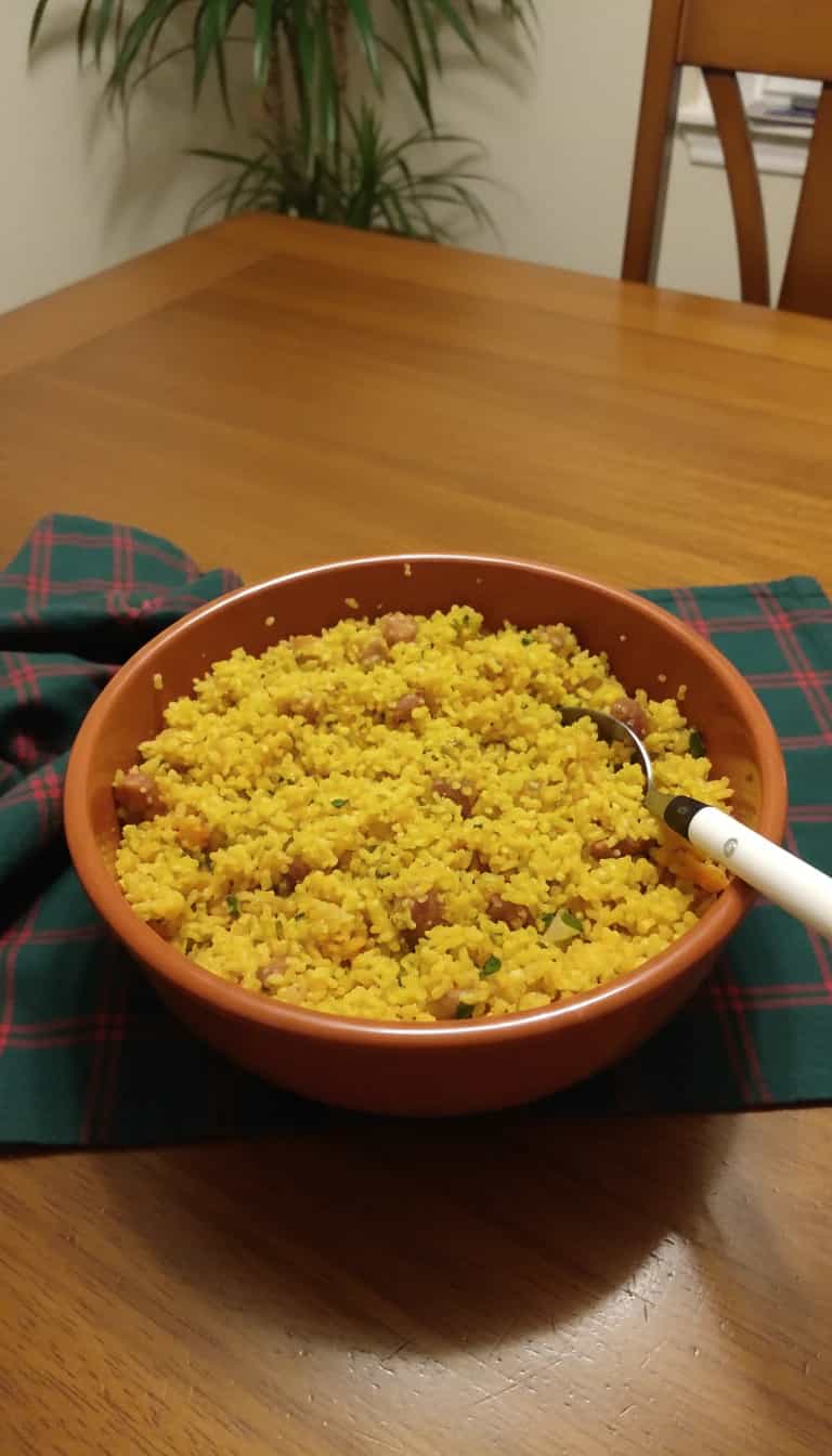 Foto deliciosa de Farofa Completa de Calabresa e Bacon pronta para servir - Pratos Brasileiros Icônicos