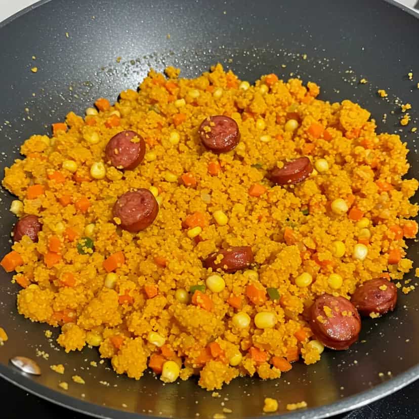 Foto deliciosa de Farofa de Cenoura e Linguiça pronta para servir - Outras Receitas