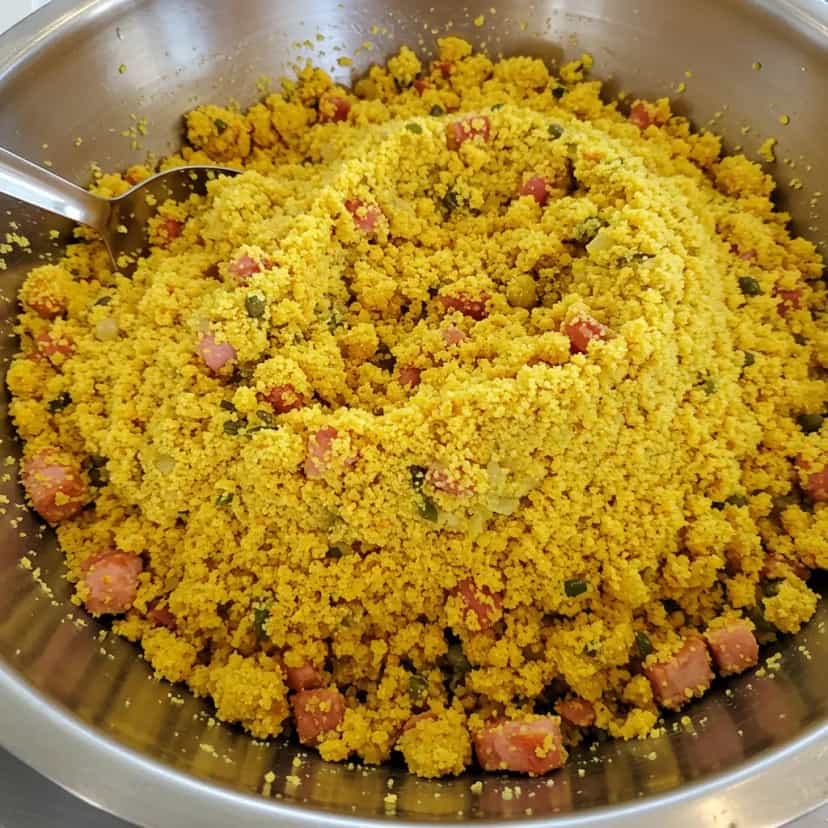 Foto deliciosa de Farofa Festiva com Linguiça e Bacon pronta para servir - Pratos Brasileiros Icônicos