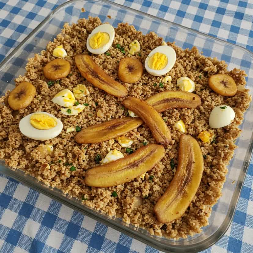 Foto deliciosa de Farofa Nhanita com Banana Marmelo pronta para servir - Pratos Brasileiros Icônicos