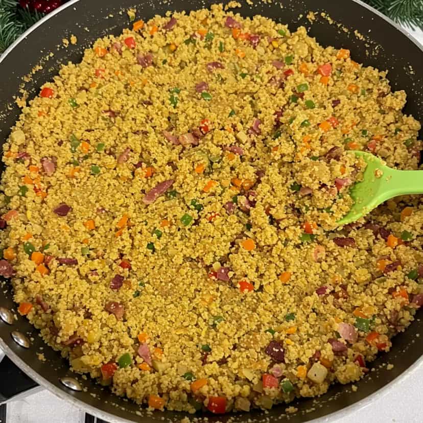 Foto deliciosa de Farofa Tradicional com Bacon pronta para servir - Pratos Brasileiros Icônicos