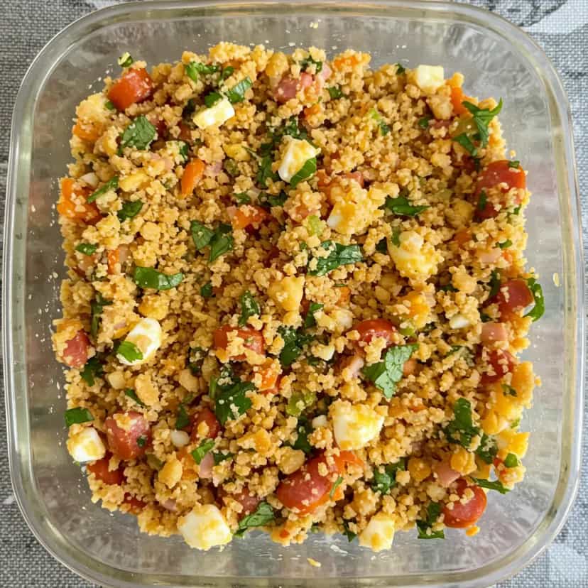 Foto deliciosa de Farofa Tradicional pronta para servir - Pratos Brasileiros Icônicos
