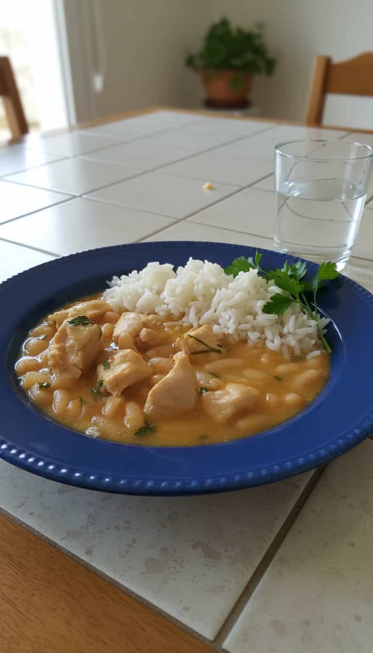 Foto deliciosa de Feijão Branco Cremoso com Frango pronta para servir - Carnes & Frango
