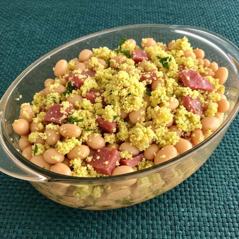 Foto deliciosa de Feijão Fradinho com Calabresa e Bacon pronta para servir - Pratos Brasileiros Icônicos