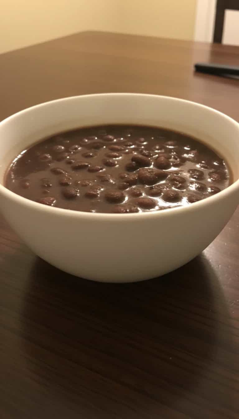 Foto deliciosa de Feijão Preto Caseiro pronta para servir - Pratos Brasileiros Icônicos