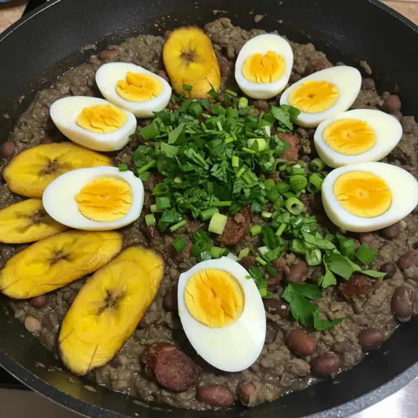 Foto deliciosa de Feijão Tropeiro Capixaba pronta para servir - Pratos Brasileiros Icônicos