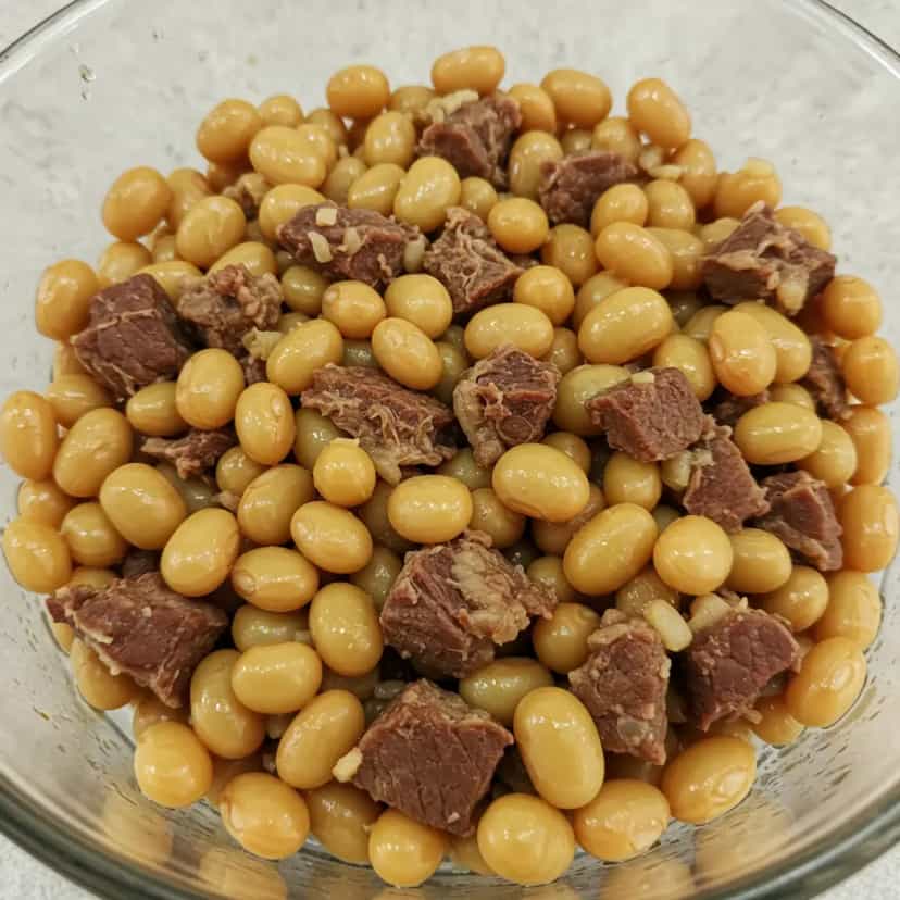 Foto deliciosa de Feijão tropeiro com feijão de corda pronta para servir - Pratos Brasileiros Icônicos