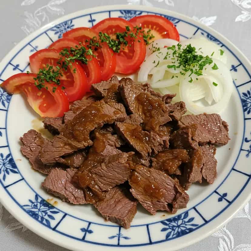 Foto deliciosa de Fígado Acebolado pronta para servir - Carnes & Frango