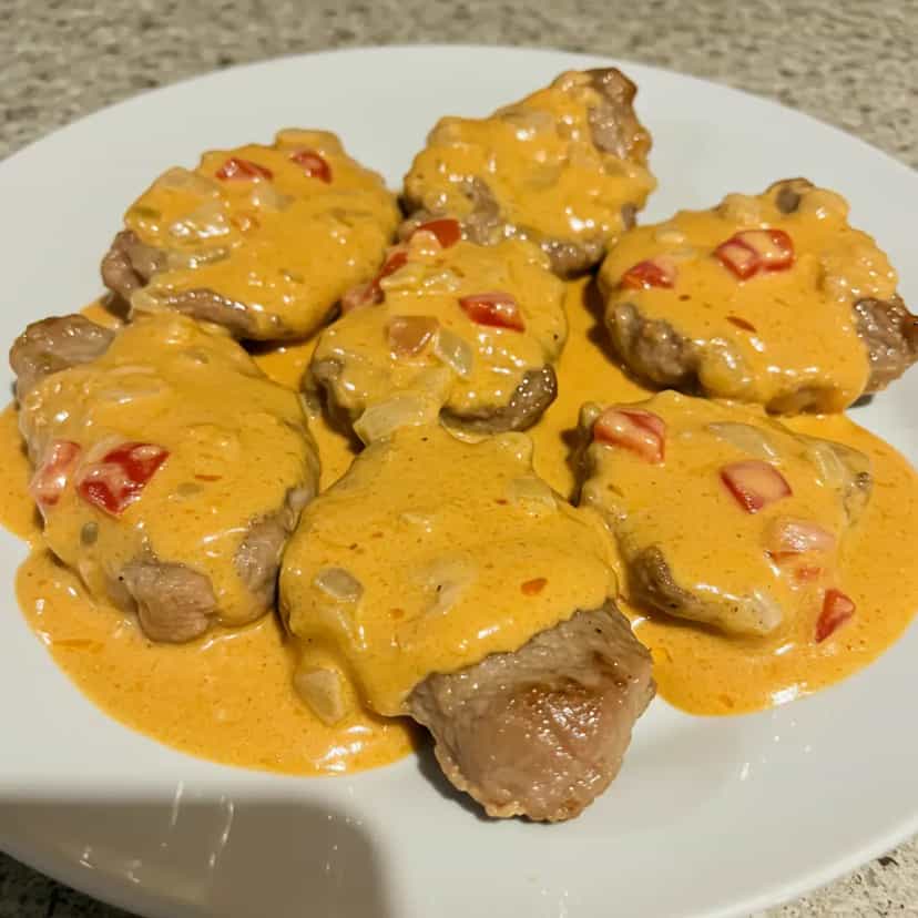 Foto deliciosa de Filé Mignon ao Molho de Tomate pronta para servir - Carnes & Frango