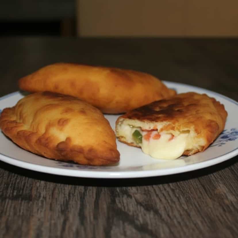Foto deliciosa de Fogaça de Batata com Pizza pronta para servir - Lanches de Padaria