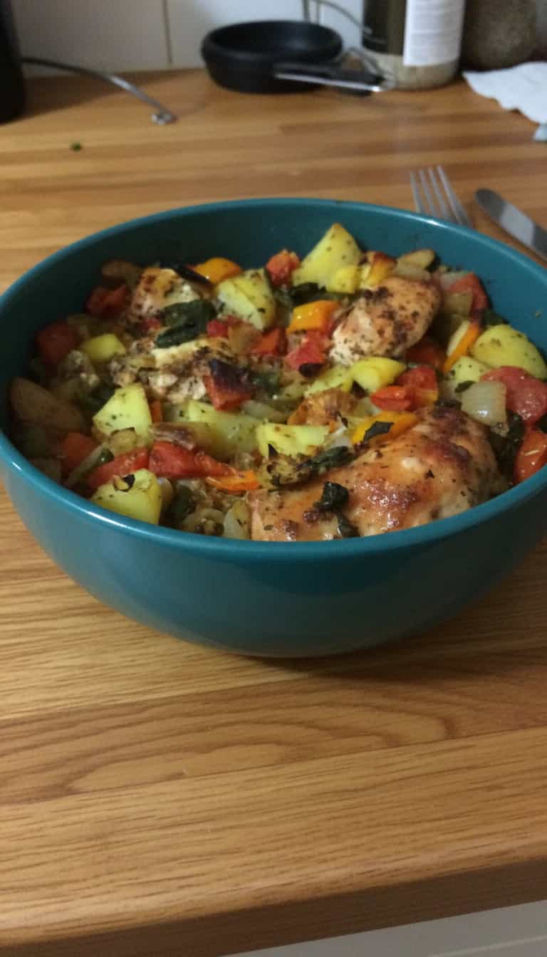 Foto deliciosa de Frango Assado com Batatas e Legumes pronta para servir - Carnes & Frango
