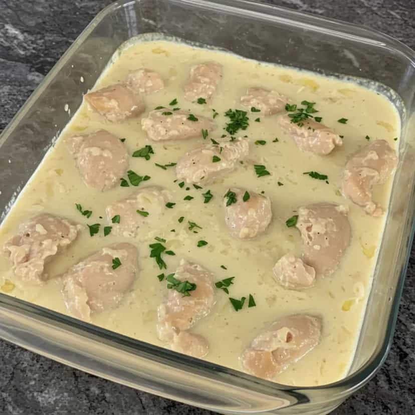 Foto deliciosa de Frango Cremoso ao Molho Suíço pronta para servir - Carnes & Frango