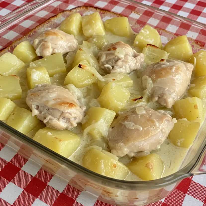 Foto deliciosa de Frango Cremoso com Batata e Cebola pronta para servir - Carnes & Frango