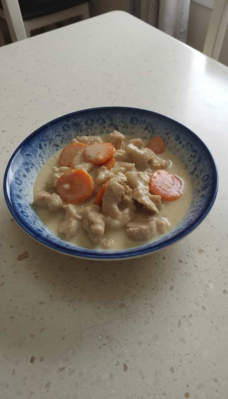 Foto deliciosa de Fricassê Cremoso de Frango pronta para servir - Carnes & Frango