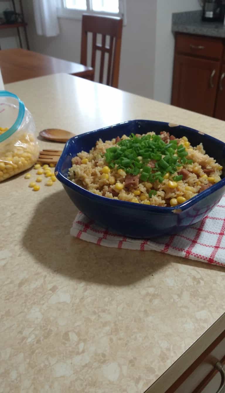 Foto deliciosa de Galinhada Caipira com Calabresa pronta para servir - Carnes & Frango