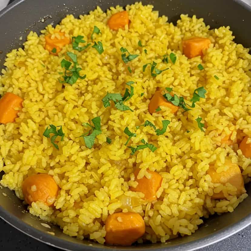 Foto deliciosa de Galinhada com Arroz Integral e Pequi pronta para servir - Carnes & Frango