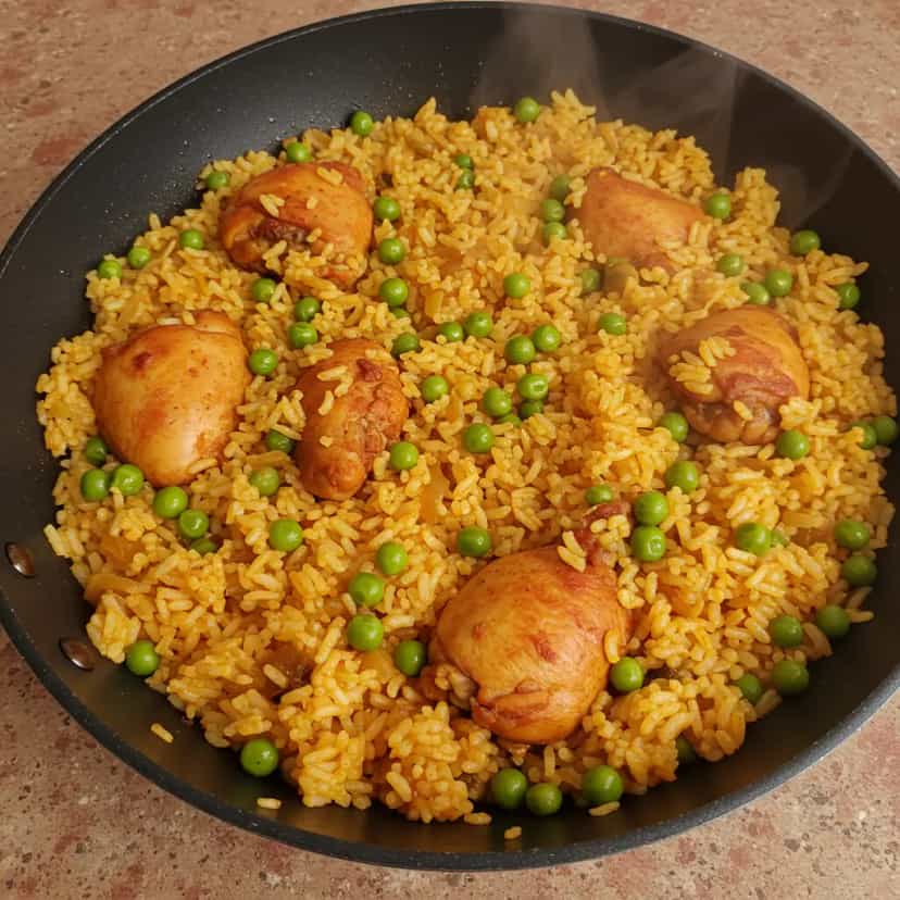 Foto deliciosa de Galinhada Tradicional pronta para servir - Carnes & Frango