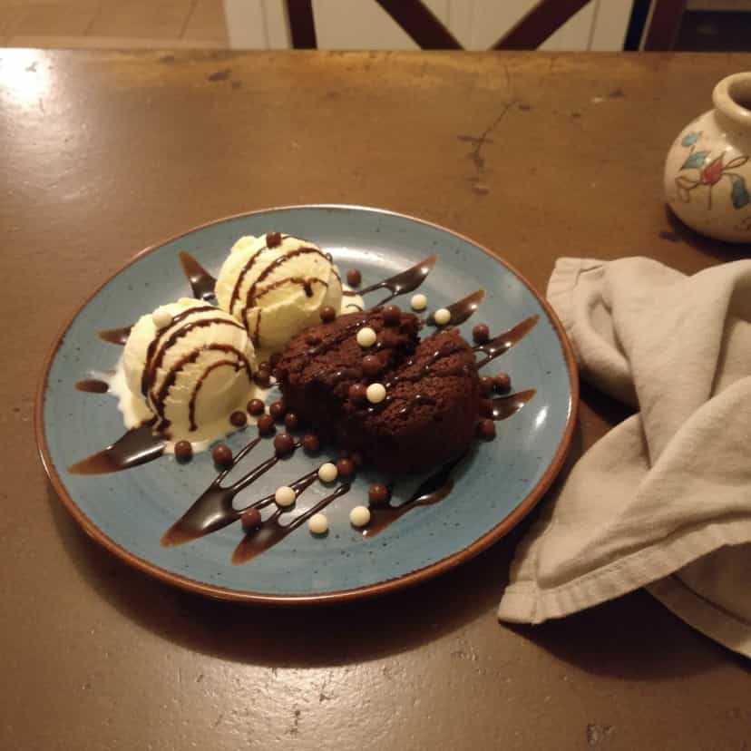 Foto deliciosa de Gateau de Chocolate Brasileiro pronta para servir - Bolos & Cupcakes