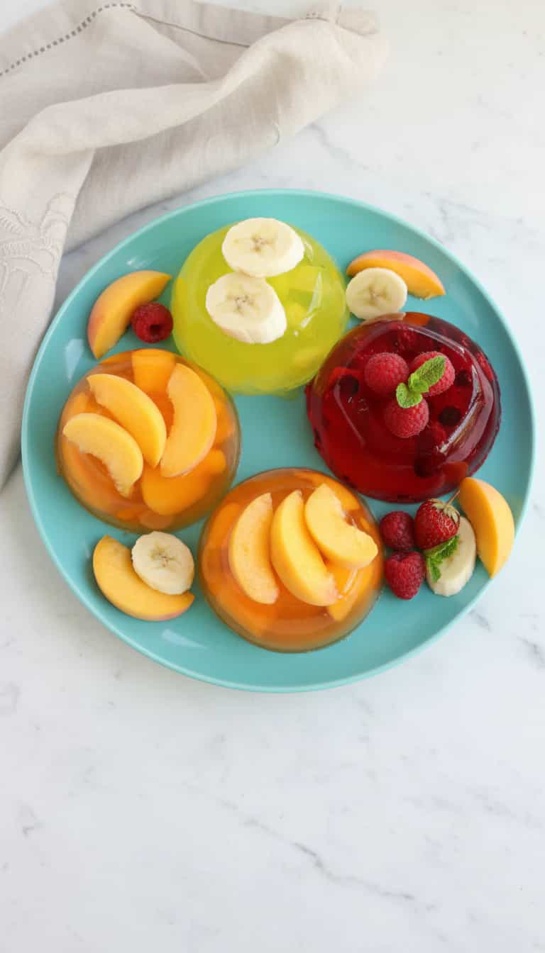 Foto deliciosa de Gelatina Colorida de Uva e Abacaxi pronta para servir - Doces Gelados & Sorvetes