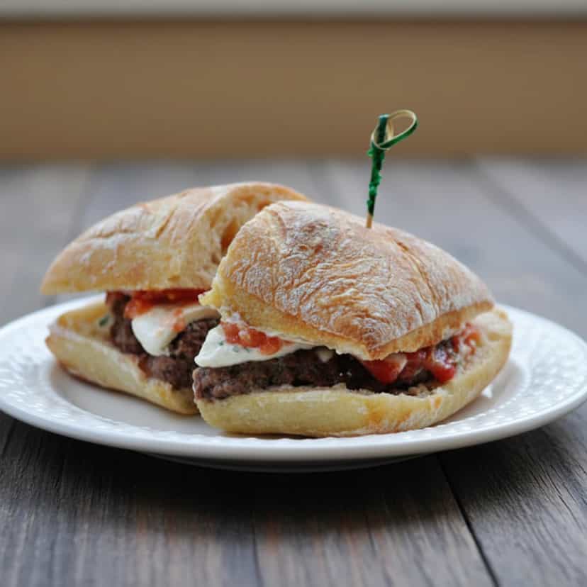 Foto deliciosa de Hambúrguer Caprese: Receita Caseira pronta para servir - Sanduíches & Hambúrgueres