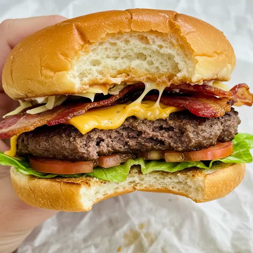 Foto deliciosa de Hambúrguer Caseiro de Coxão Duro pronta para servir - Carnes & Frango