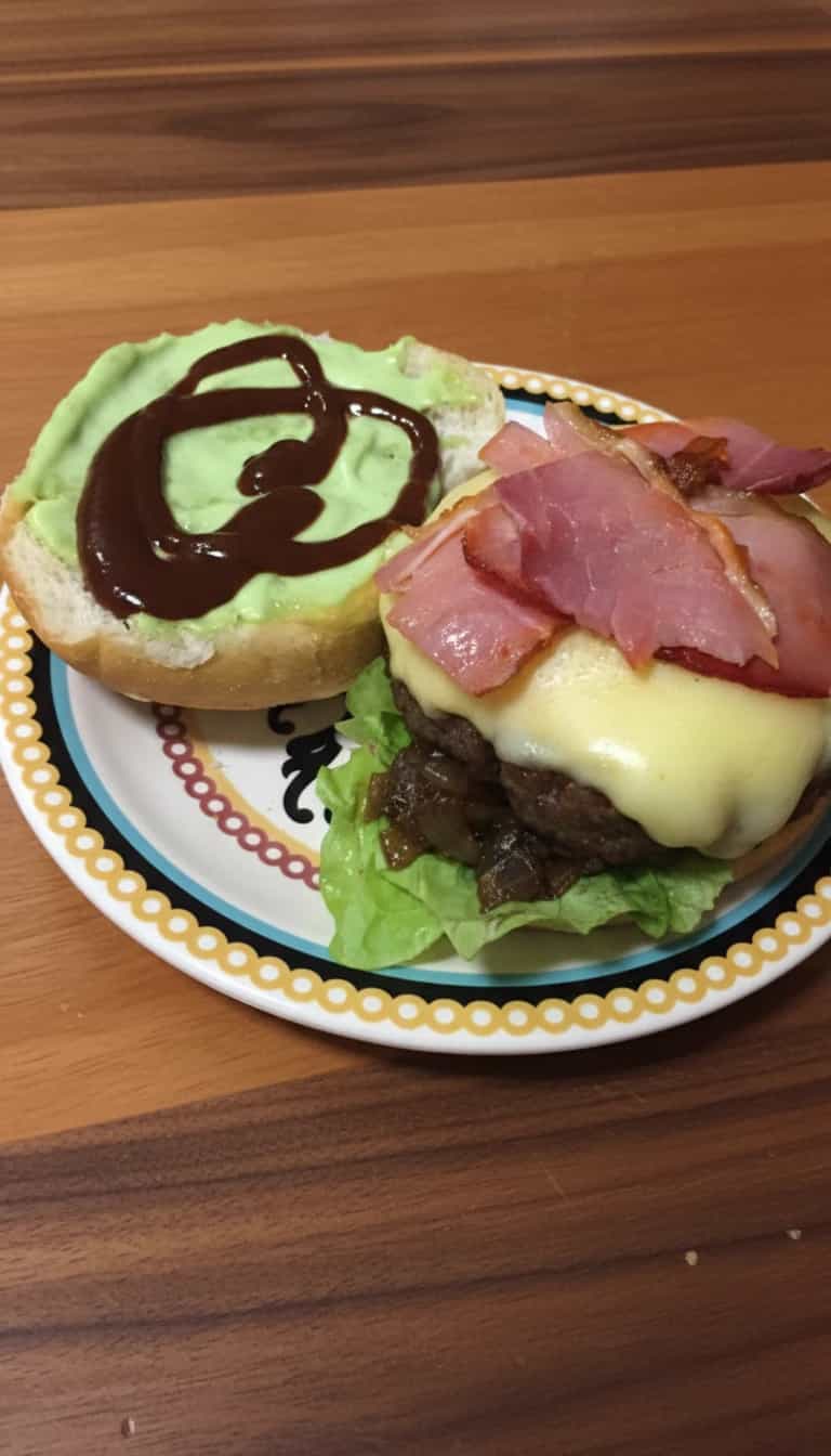 Foto deliciosa de Hambúrguer de Costela e Carne pronta para servir - Salgadinhos