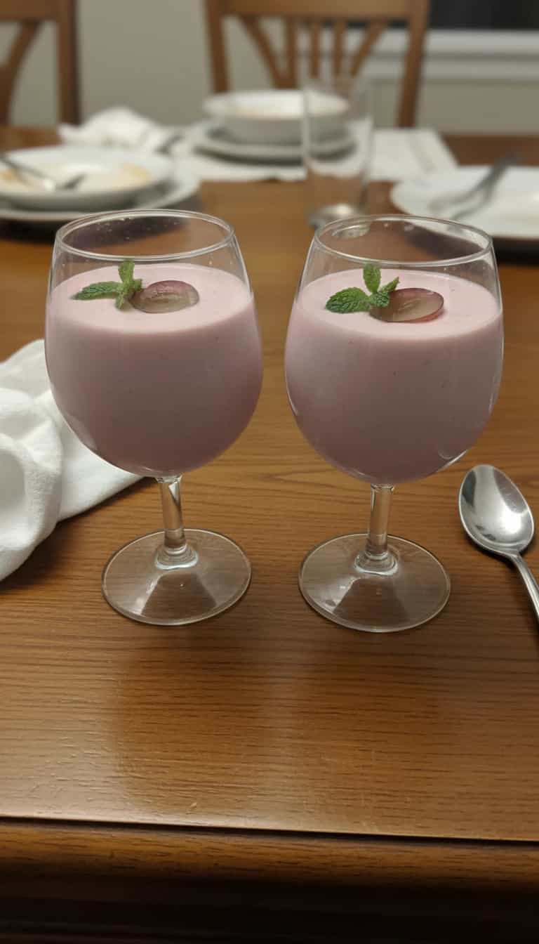 Foto deliciosa de Iogurte de Morango Cremoso pronta para servir - Pudins & Cremes
