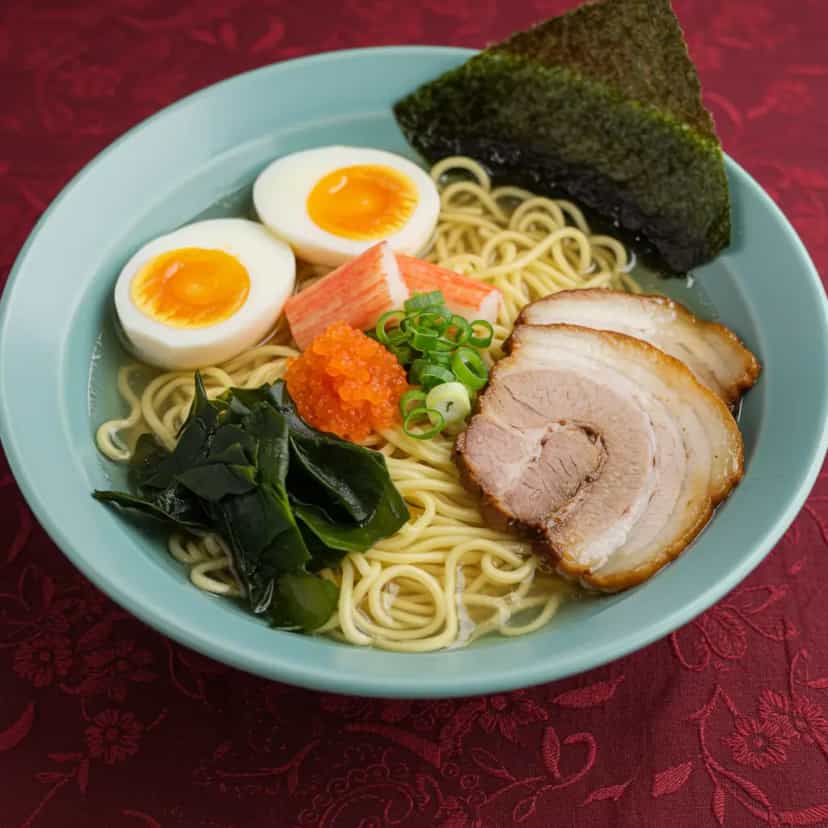 Foto deliciosa de Lamen de Porco com Missô pronta para servir - Bowls & Noodles