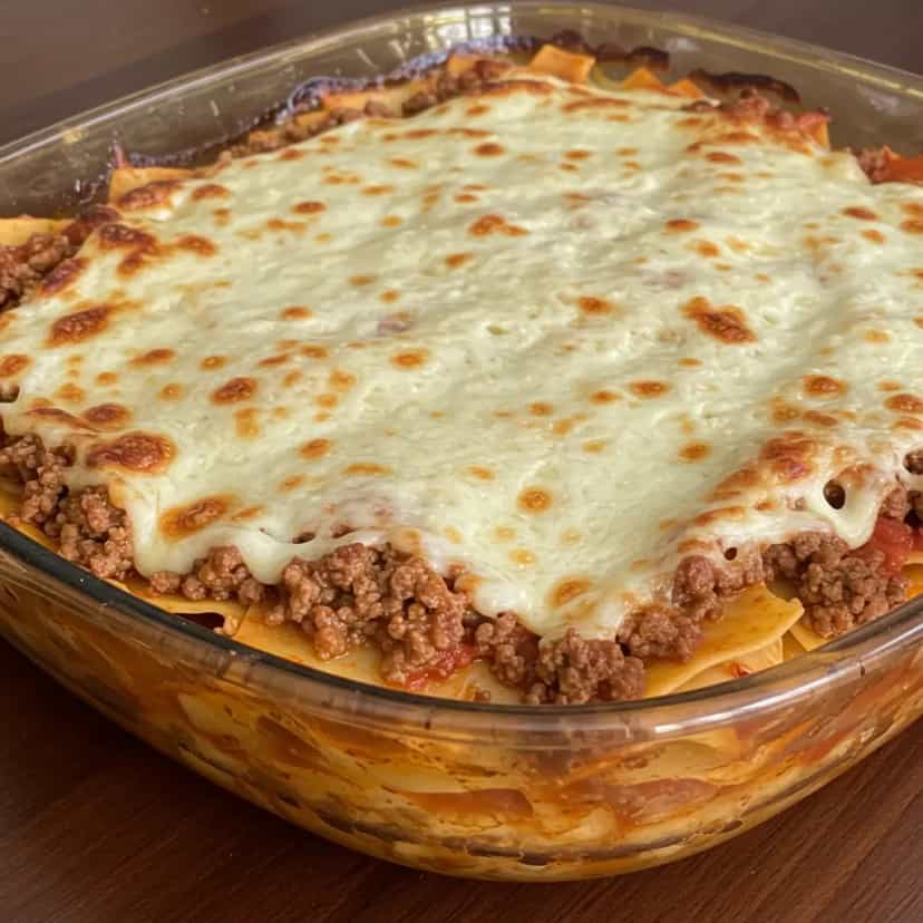 Foto deliciosa de Lasanha Bolonhesa Cremosa pronta para servir - Massas & Macarrão