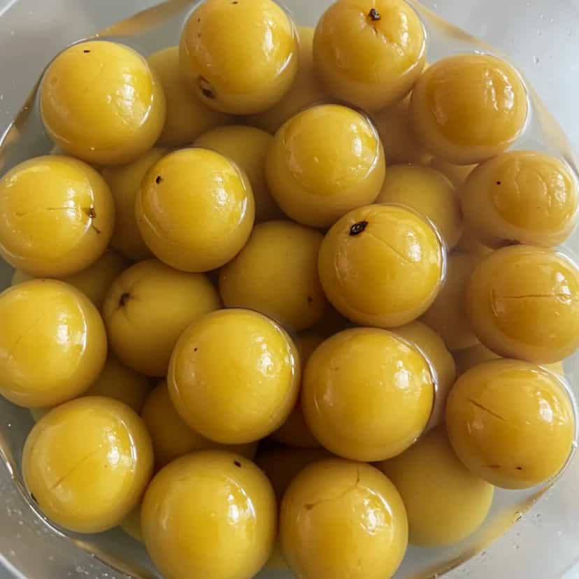 Foto deliciosa de Licor de Butiá pronta para servir - Bebidas Brasileiras