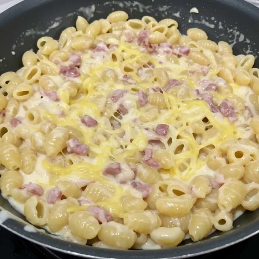 Foto deliciosa de Macarrão ao Molho Branco com Bacon pronta para servir - Outras Receitas
