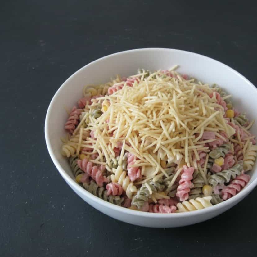 Foto deliciosa de Macarrão Colorido à Moda da Casa pronta para servir - Massas & Macarrão