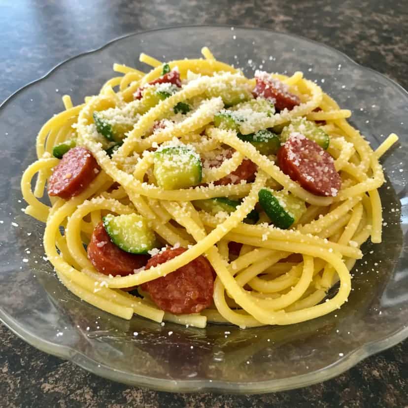 Foto deliciosa de Macarrão com Calabresa e Abobrinha pronta para servir - Outras Receitas