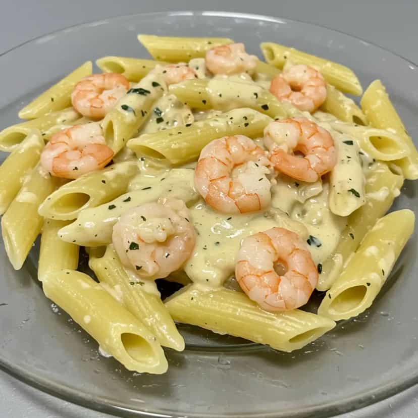 Foto deliciosa de Macarrão com Camarão ao Molho Cremoso pronta para servir - Massas & Macarrão