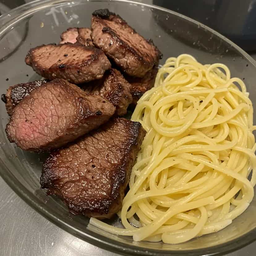 Foto deliciosa de Macarrão com Mignon Grelhado pronta para servir - Massas & Macarrão