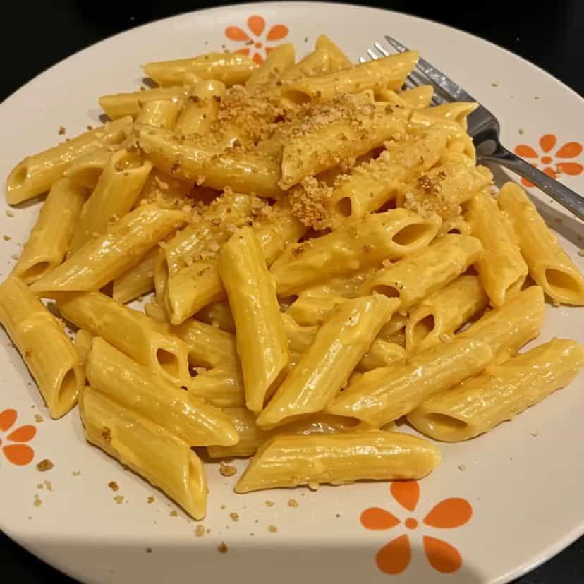 Foto deliciosa de Macarrão Cremoso ao Cheddar Gratinado pronta para servir - Outras Receitas